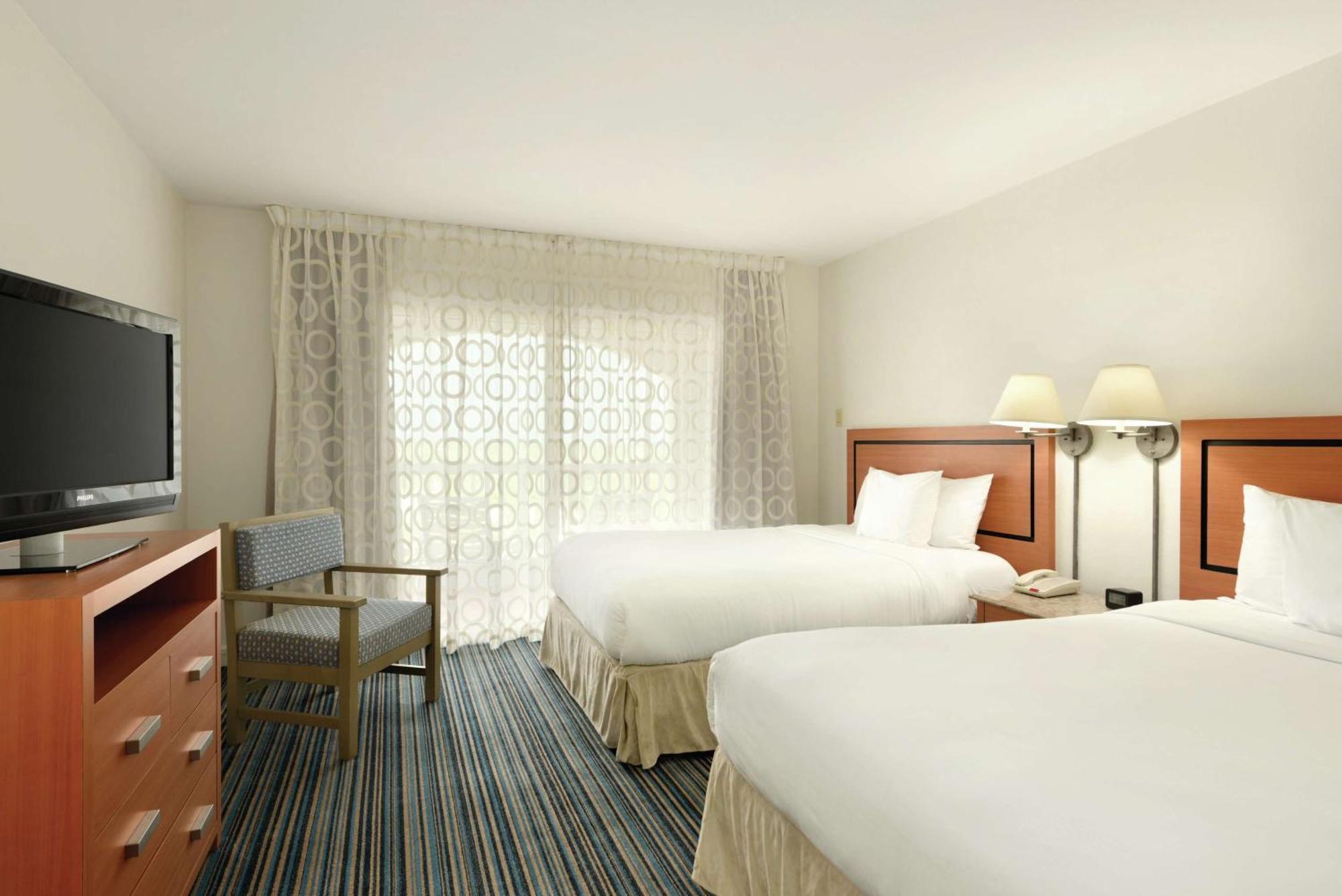 Embassy Suites By Hilton Dorado Del Mar Beach Resort Zewnętrze zdjęcie
