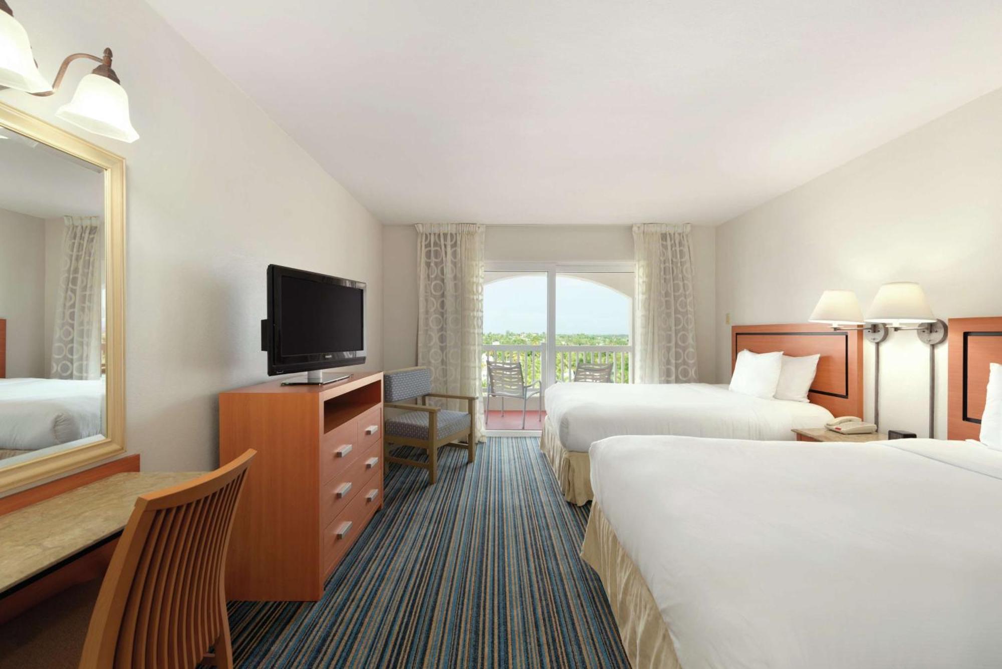 Embassy Suites By Hilton Dorado Del Mar Beach Resort Zewnętrze zdjęcie