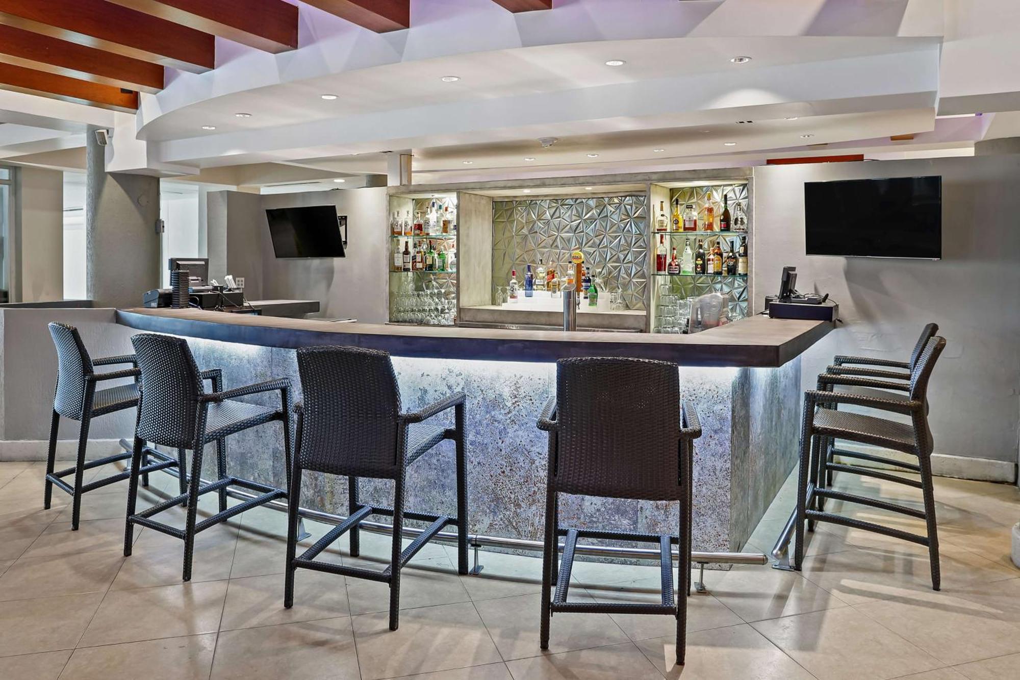 Embassy Suites By Hilton Dorado Del Mar Beach Resort Zewnętrze zdjęcie