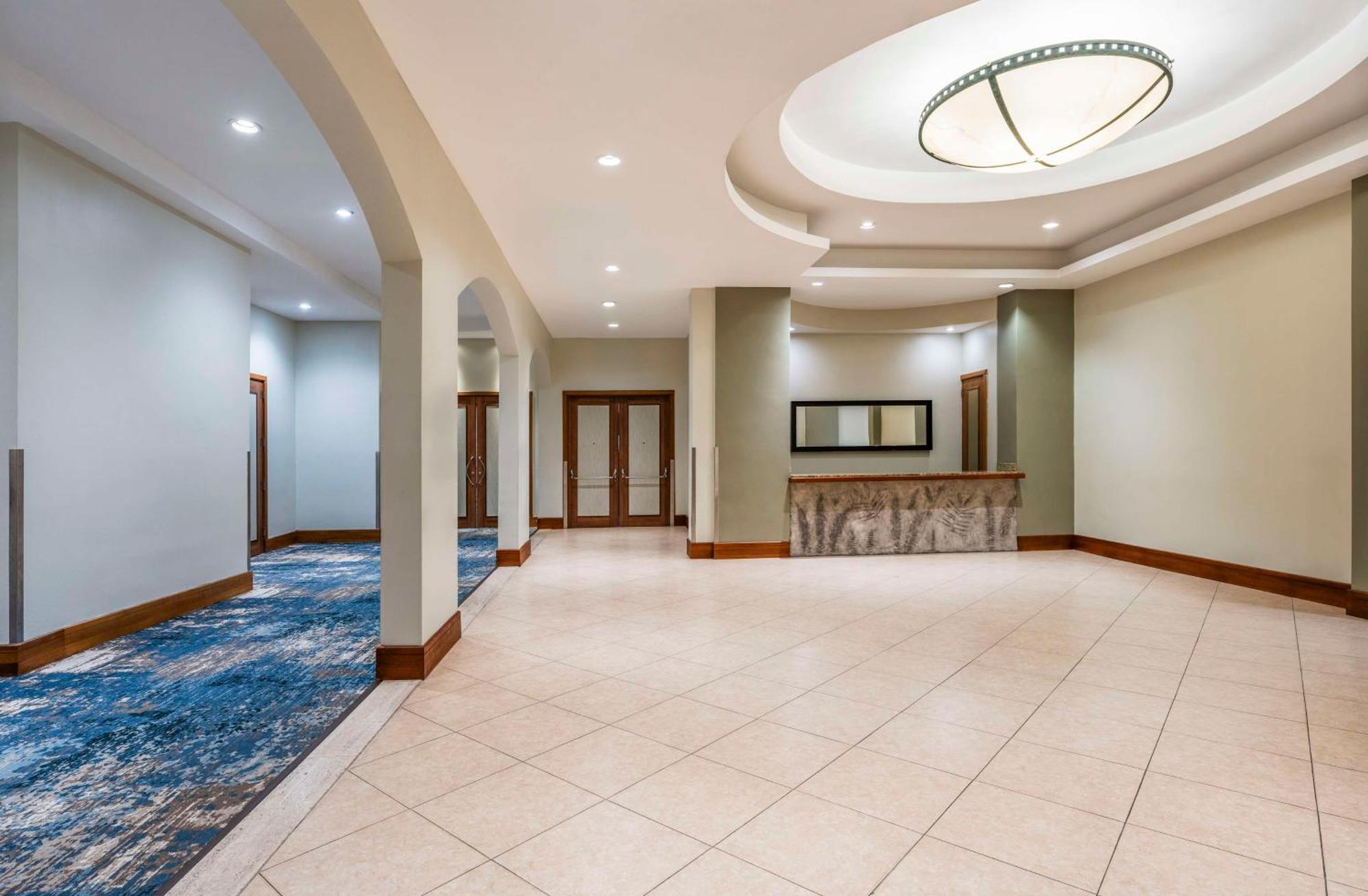 Embassy Suites By Hilton Dorado Del Mar Beach Resort Zewnętrze zdjęcie